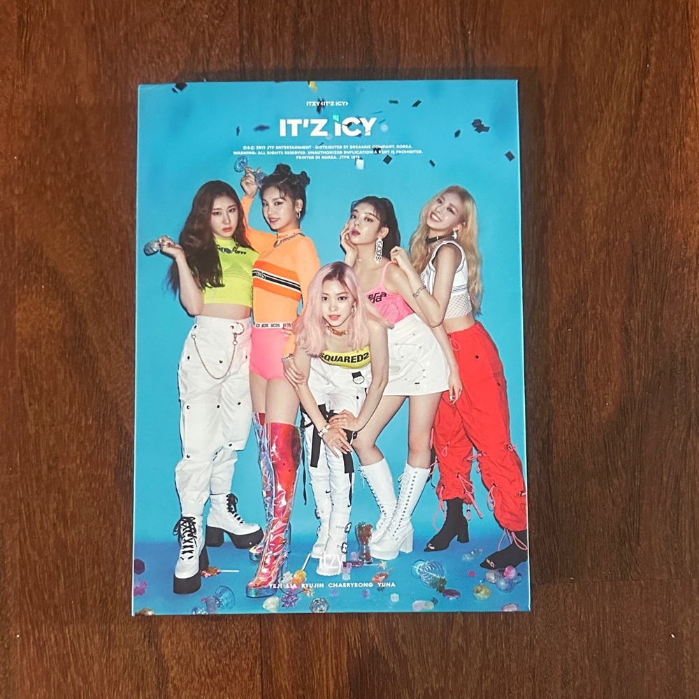 Itzy It’z Icy K-Pop Album It’z Version + photo cards + preorder postcards